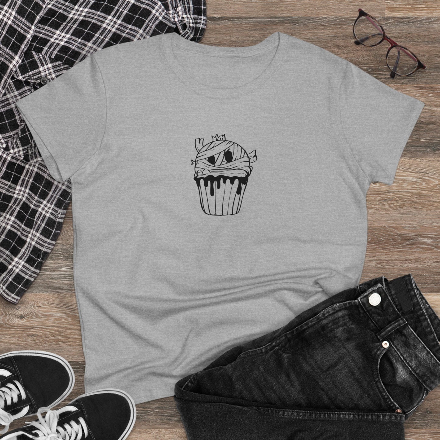 Mummy Cupcake, Halloween Cupcake Designs, Halloween Graphic Shirts, Spooky Halloween Shirts, Cute Halloween Graphic Tees